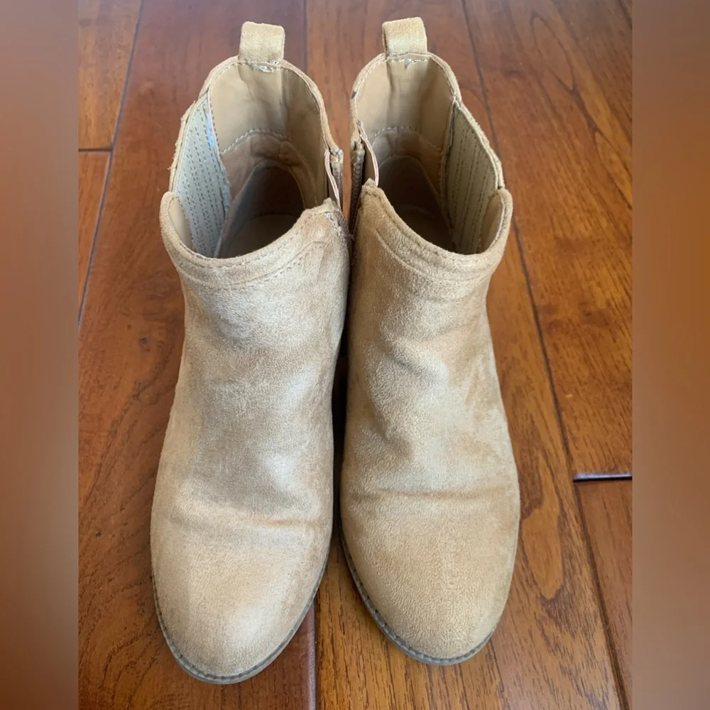 Nordstrom Girls Ankle Boot Size 1M Tan Faux Suede Zip up NOJAYDA Non-Slip Sole
